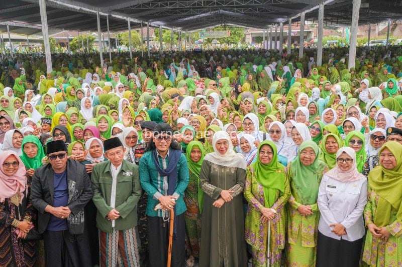 Ketua Umum Pimpinan Pusat Muslimat Nahdlatul Ulama Khofifah Indar Parawansa bersama Miftah Maulana Habiburrahman saat peresmian Graha Muslimat NU di Kabupaten Blitar, Jawa Timur, Rabu (4/9/2024). ANTARA/HO-Tim KIP
