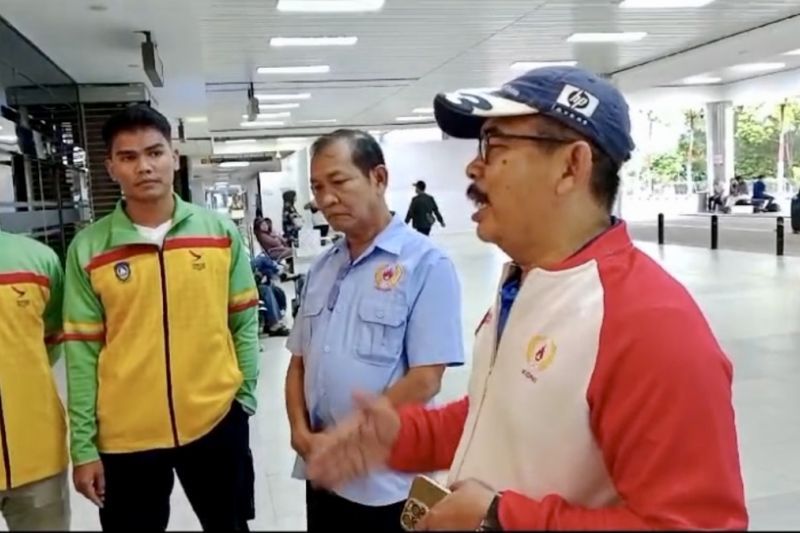 Ketua Komite Olahraga Nasional Indonesia Usep RS memberi semangat kepada tim sepak takraw sebelum berangkat di Bandara Hang Nadim, Batam. (ANTARA/HO-Tim Sepak Takraw Kepri)