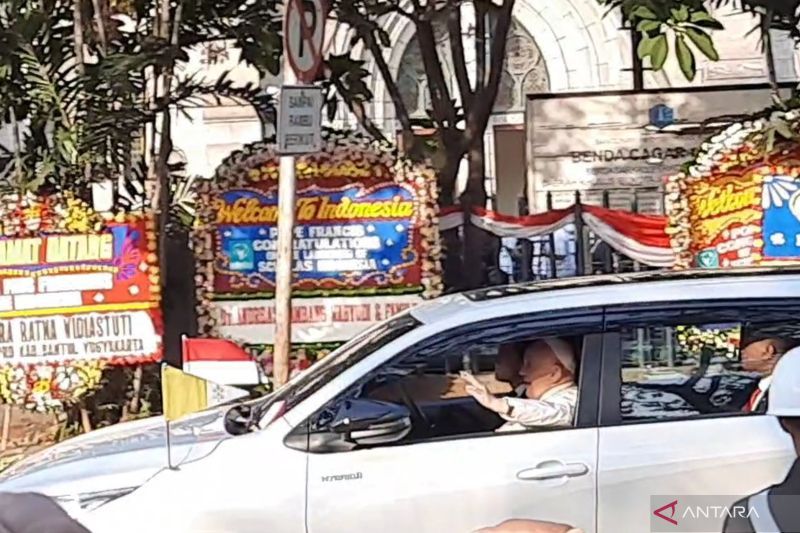 Pemimpin umat Katolik dunia yang juga Kepala Negara Vatikan Paus Fransiskus tiba di Gereja Katedral Jakarta Rabu (4/9/2024). (ANTARA/Lia Wanadriani Santosa)