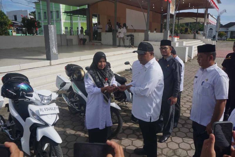 Pj Bupati Simeulue Teuku Reza Fahlevi (bertopi) saat menyerahkan sepeda motor ambulans kepada petugas kesehatan di Simeulue Aceh, Rabu (4/9/2024). ANTARA/HO-Humas Pemkab Simeulue.