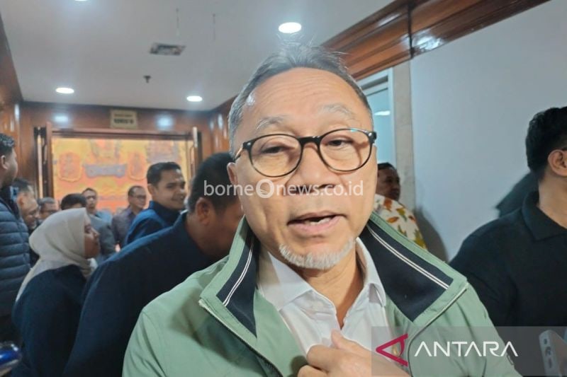 Menteri Perdagangan (Mendag) Zulkifli Hasan menyampaikan keterangan kepada awak media di Kompleks DPR RI, Jakarta, Rabu (4/9/2024). ANTARA/Aji Cakti