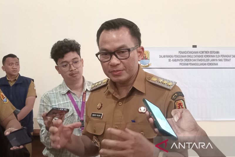 Penjabat Bupati Cirebon Wahyu Mijaya saat memberikan keterangan di Cirebon, Jawa Barat. (ANTARA/Fathnur Rohman)