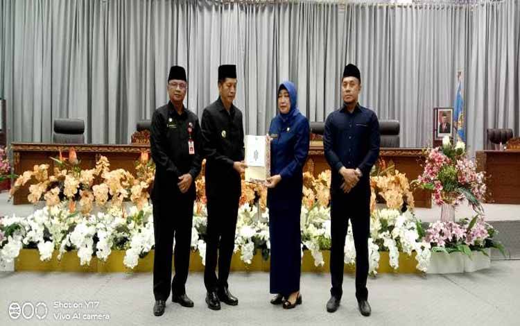 Pj Bupati Barito Utara, Muhlis didampingi Pj Sekda Jufriansyah menyerahkan pidato pengantar dalam rangka penyampaian perubahan nota keuangan dan rancangan perubahan APBD Kabupaten Barito Utara tahun anggaran 2024 pada? rapat paripurna I masa sidang I, Rabu 4 September 2024.(foto: Dhani)