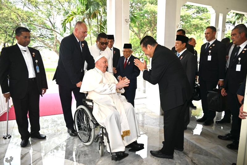 Ketua MPR RI Bambang Soesatyo saat mendampingi Presiden RI Joko Widodo bersama pimpinan lembaga tinggi negara lainnya menerima Paus Fransiskus di Istana Negara, Jakarta, Rabu (4/9/2024). ANTARA/HO-MPR
