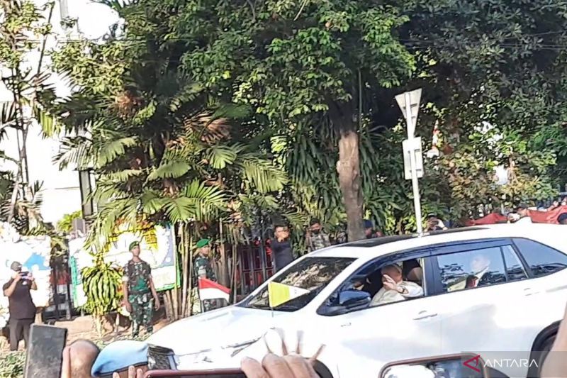 Pemimpin Umat Katolik dunia yang juga Kepala Negara Vatikan Paus Fransiskus menyapa jemaat saat tiba di Gereja Katedral Jakarta, Rabu (4/9/2024). ANTARA/Lia Wanadriani Santosa