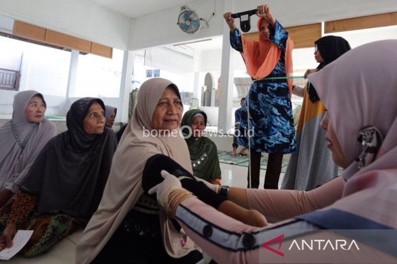 Arsip Foto - Petugas puskesmas memeriksa kesehatan warga lansia di posyandu. (ANTARA FOTO/Irwansyah Putra/nz/am)