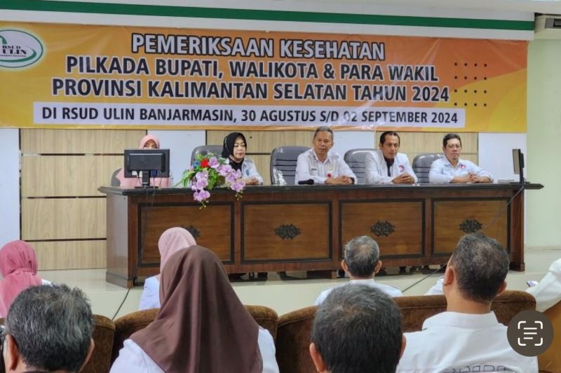 Direktur Rumah Sakit Umum Daerah (RSUD) Ulin Banjarmasin Diauddin (ketiga kanan) memberikan keterangan terkait rangkaian pemeriksaan kesehatan terhadap pasangan calon kepala daerah di Banjarmasin, Rabu (4/9/2024). ANTARA/HO-Pemprov Kalsel