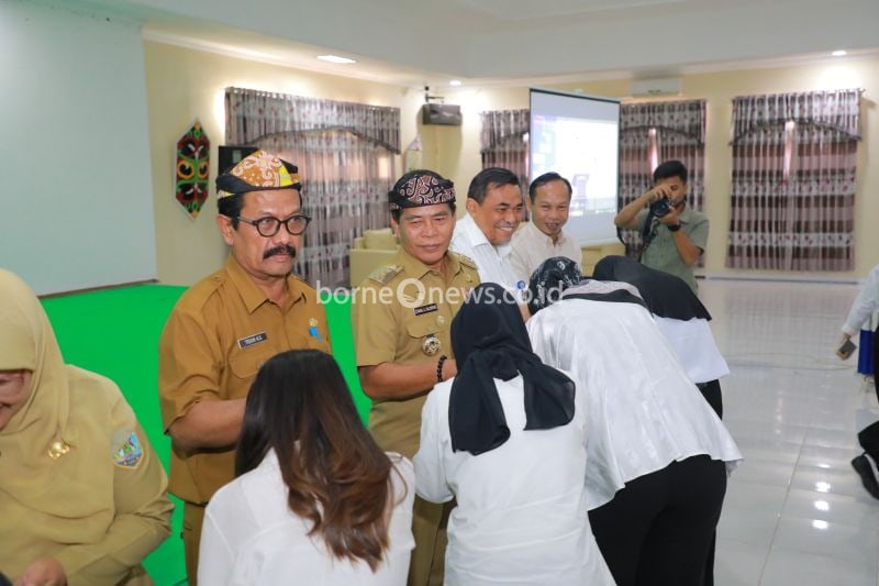 Gubernur Kalimantan Utara Zainal Arifin Paliwang kembali melepas calon mahasiswa Program Beasiswa Yayasan Universitas Patria Artha (UPA) Makassar tahun ajaran 2024 - 2025. (ANTARA/HO-DKISP Kaltara)