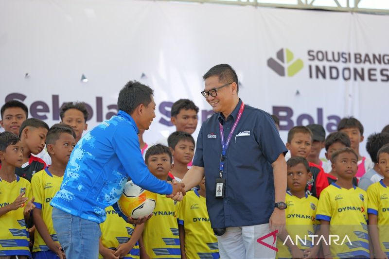Peresmian Dynamix Soccer School Tuban (DSST). ANTARA/HO-Solusi Bangun Indonesia