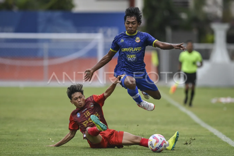 Pesepak bola putra Jawa Barat Hendri Gunawan (kanan) berebut bola dengan pesepak bola putra Sulawesi Selatan M Redzuan Fachgi (kiri) dalam pertandingan penyisihan Grup A sepak bola putra PON XXI Aceh-Sumut 2024 di Stadion H Dimurthala, Banda Aceh, Aceh, Rabu (4/9/2024). (ANTARA FOTO/Aprillio Akbar/tom.)