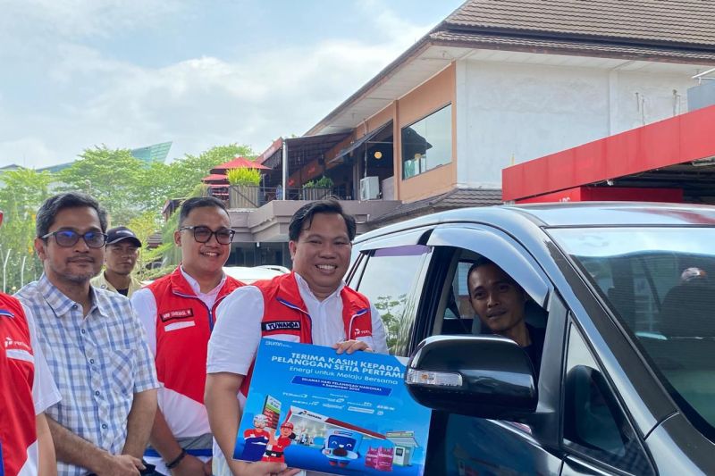Manajemen Pertamina Patra Niaga Regional Sumbagsel menyapa langsung para pelanggan produk Pertamina di Stasiun Pengisian Bahan Bakar Umum (SPBU) COCO Kenten, Palembang, Rabu (4/9/2024). (ANTARA/Ahmad Rafli Baiduri)