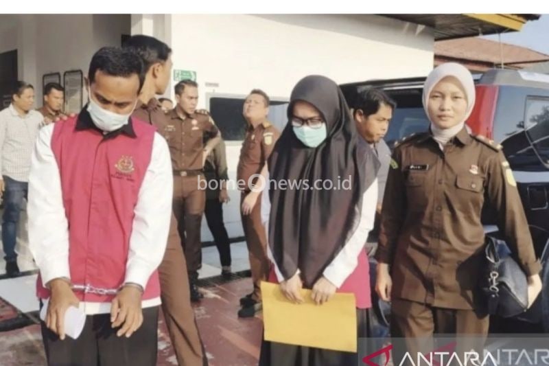 Dua tersangka dugaan korupsi anggaran di Bawaslu Inderagiri Hulu digiring petugas kejaksaan menuju tahanan usai ditetapkan tersangka. (ANTARA/Asri)