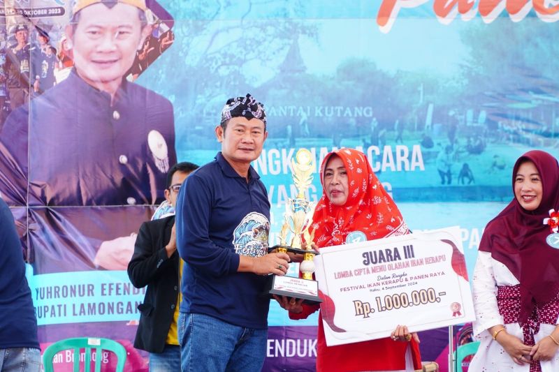 Bupati Lamongan Yuhronur Efendi dalam Festival Ikan Kerapu di Desa Labuhan, Kecamatan Brondong, Kabupaten Lamongan, Jawa Timur, Rabu (4/9/2024). ANTARA/Ali Khakim