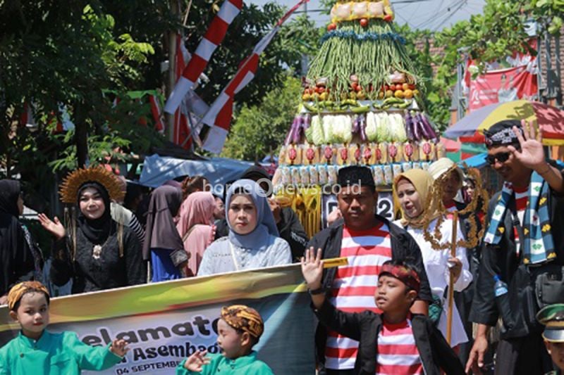 Gunungan hasil pertanian diarak warga dalam selamatan Desa Asembagus, Kecamatan Kraksaan, Kabupaten Probolinggo, Rabu (4/9/2024). (ANTARA/HO-Diskominfo Kabupaten Probolinggo)