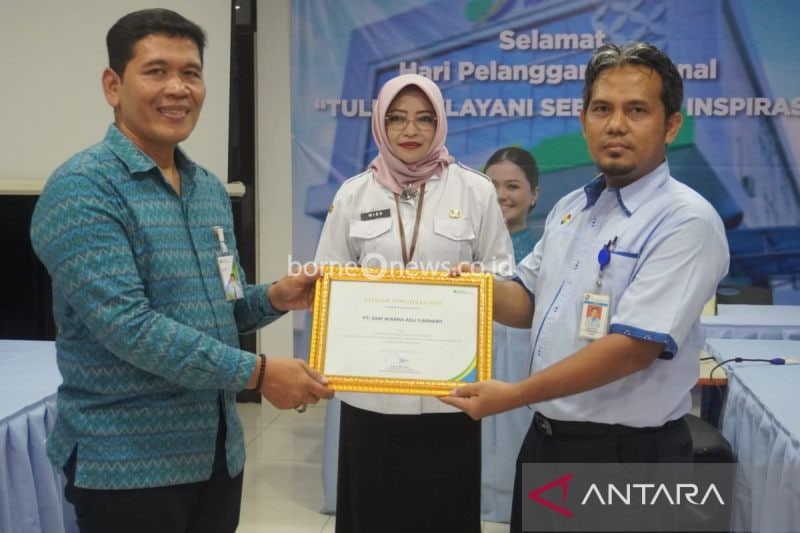 BPJS Ketenagakerjaan Surakarta memberikan penghargaan kepada perusahaan dengan pekerja disabilitas pada peringatan Hari Pelanggan Nasional 2024 di Solo, Jawa Tengah, Rabu (4/9/2024). ANTARA/Aris Wasita