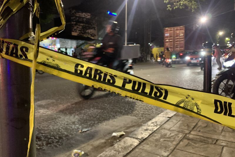 Polisi memasang garis polisi di beberapa titik lokasi kejadian kecelakaan beruntun di depan SPBU Plumpang Semper, Jakarta Utara, pada Rabu .ANTARA/Mario Sofia Nasution