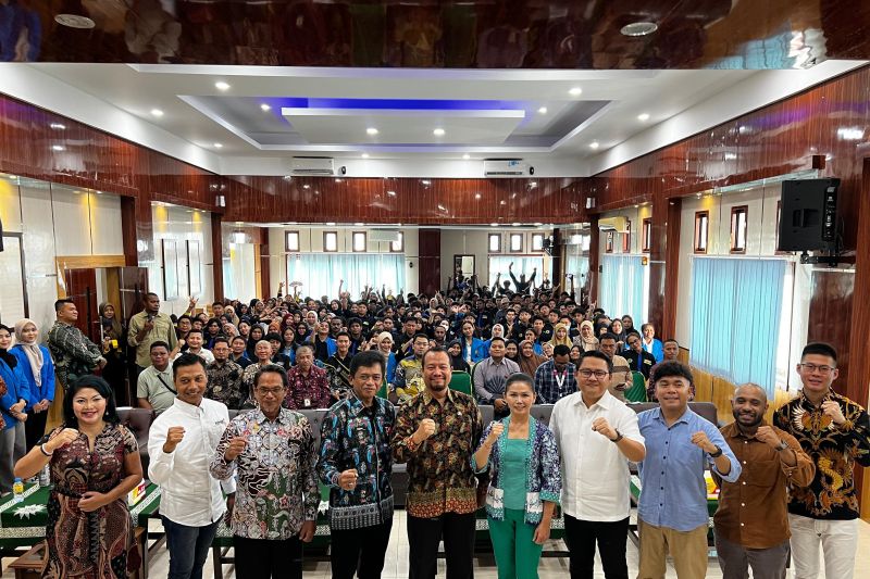Arsip - Huawei-KBF gelas techday dalam rangka perkuat talenta muda digital di PBD menuju Indonesia Emas di Universitas Muhammaduyah Sorong Papua Barat Daya, Kamis (13/6/2024). ANTARA/Yuvensius Lasa Banafanu.