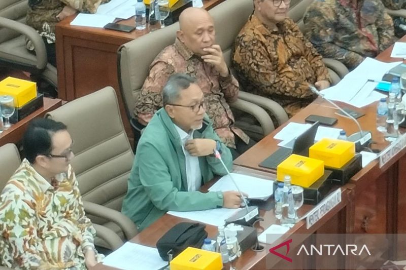 Trade Minister Zulkifli Hasan (in green jacket) during a meeting with Commission VI of the House of Representatives (DPR) in Jakarta on Wednesday (September 4, 2024). (ANTARA/Aji Cakti)
