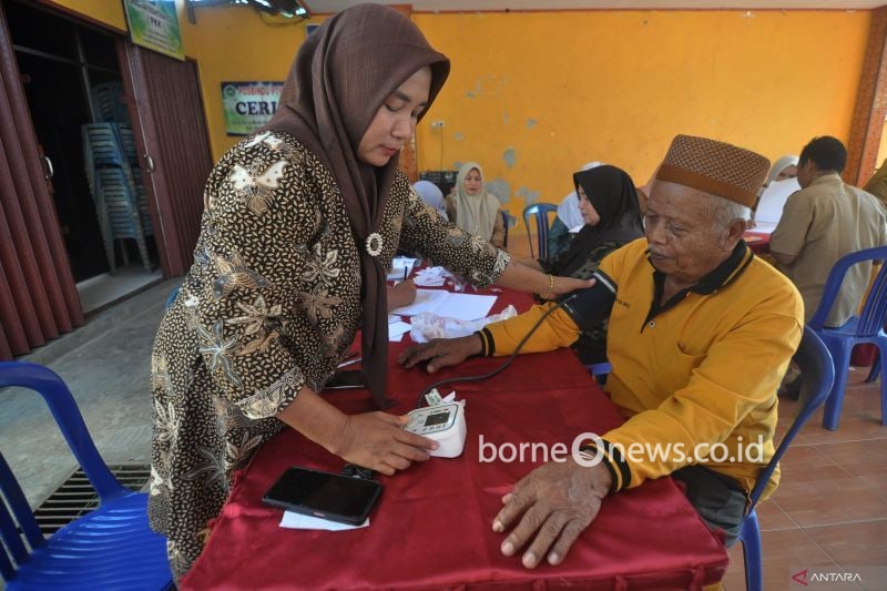 Arsip - Petugas kesehatan saat memeriksa tensi seorang lansia di Desa Panca Mukti, Kelurahan Pondok Kelapa, Kabupaten Bengkulu Tengah, Bengkulu, Selasa (16/7/2024). ANTARA FOTO/Muhammad Izfaldi/wpa.