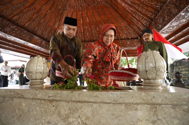 Ziarah Makam Bung Karno, Tri Rismaharini dan Gus Hans Dekatkan Diri ke Masyarakat