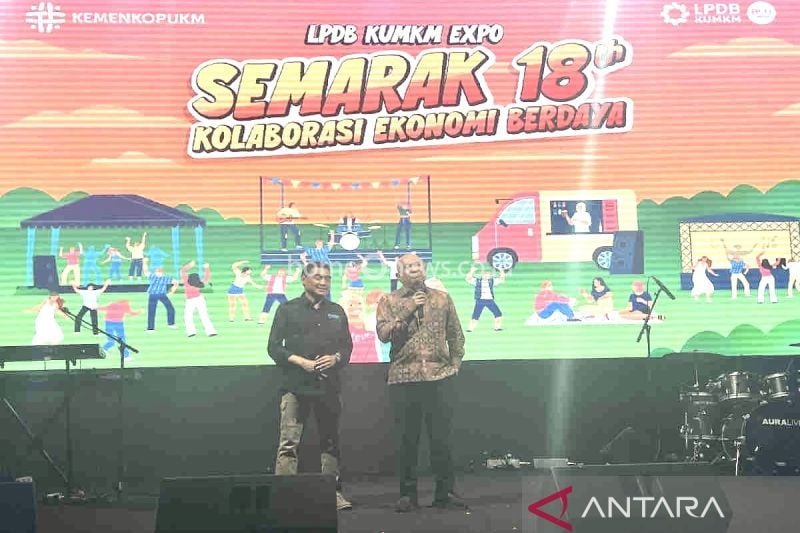 Menteri Koperasi dan UKM Teten Masduki (kanan),didampingi Direktur Utama LPDB-KUMKM Supomo (kiri), memberi sambutan dalam LPDB KUMKM Expo Semarak 18th di Jakarta, pada Rabu malam (4/9/2024). ANTARA/Harianto