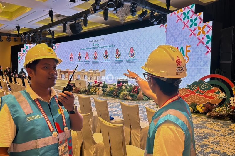 Personel PLN melakukan pemeriksaan di setiap venue pelaksanaan Konferensi Tingkat Tinggi (KTT) Indonesia Africa Forum (IAF) Ke-2 dan High Level Forum on Multi Stakeholders Partnership (HLF MSP) di Nusa Dua, Kabupaten Badung, Bali. ANTARA/HO-Humas PLN UID Bali