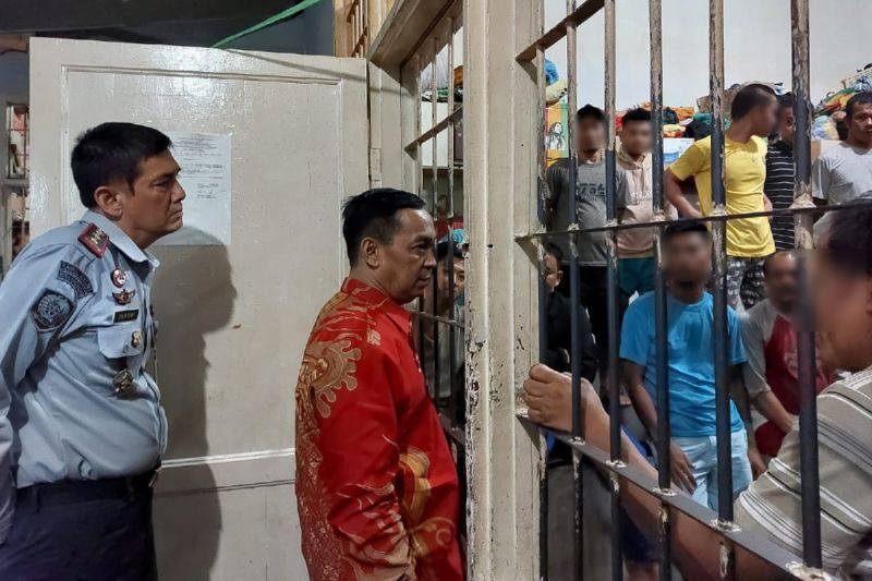 Direktur Pembinaan Narapidana dan Anak Binaan Kementerian Hukum dan HAM Erwedi Supriyatno (tengah) berkomunikasi dengan warga binaan di Lapas Pangururuan, Kabupaten Samosir, Sumatera Utara, Rabu (4/9/2024). ANTARA/HO-Kanwil Kemenkumham Sumut