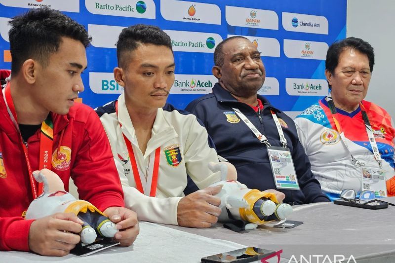Ketua tim Papua untuk PON Aceh-Sumatera Utara 2024 Derek Hegemur (kedua dari kanan) menghadiri konferensi pers setelah pertandingan cabang angkat besi putra 61 kilogram di GOR Seramoe, Banda Aceh, Rabu (4/9/2024). (ANTARA/RAUF ADIPATI)