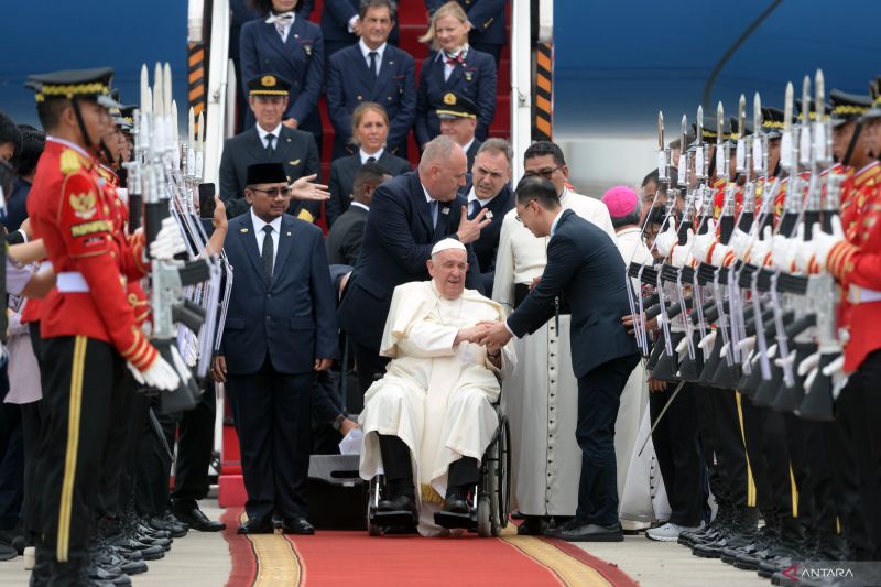 Paus Fransiskus (tengah) didampingi Menteri Agama Yaqut Cholil Qoumas (kiri) turun dari pesawat setibanya dari Vatikan di Bandara Internasional Soekarno Hatta, Tangerang, Banten, Selasa (3/9/2024). Pemimpin Takhta Suci Vatikan tersebut dijadwalkan melakukan kunjungan pada 4-5 September 2024 ke sejumlah tempat di Jakarta, seperti Istana Negara, Gereja Katedral, Masjid Istiqlal, dan Stadion Utama Gelora Bung Karno (SUGBK). ANTARA FOTO/Muhammad Iqbal/tom.