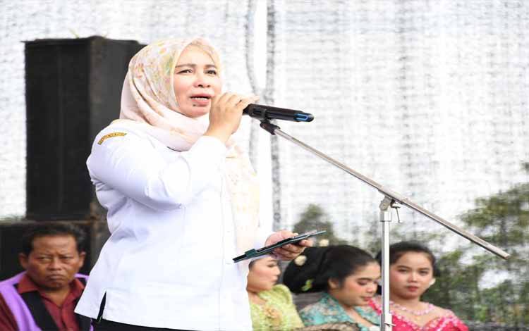 Penjabat Bupati Pulang Pisau Nunu Andriani memberikan Sambutan saat HUT Desa Mulyasari ke 43, Rabu, 4 September 2024, ( FOTO RETHA)