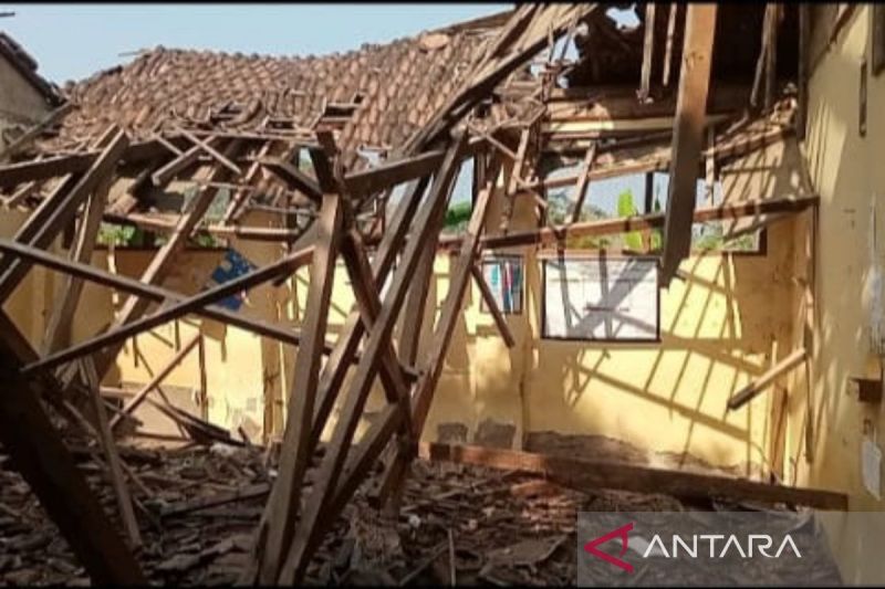 Atap SDN 4 Sambi Sragen Roboh, Siswa Belajar di Luar Ruangan