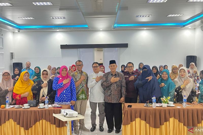 Dinas Kesehatan (Dinkes) Kota Solok foto bersama usai memberikan workshop kesehatan reproduksi bagi catin dan Keluarga Berencana (KB). ANTARA/HO-Diskominfo Kota Solok.
