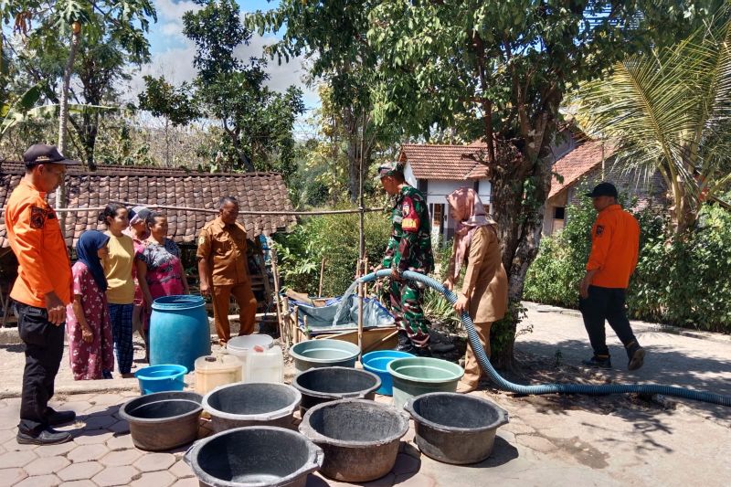 Distribusi 122 Tangki Air Bersih untuk Atasi Krisis di Trenggalek