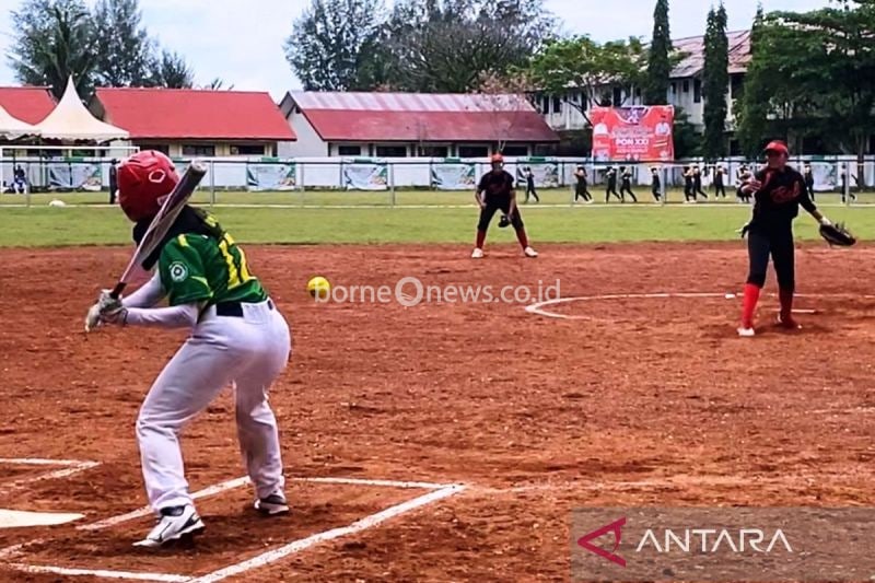 Tim Sofbol puteri asal Bali memberi bola kepada pemain Sofbol puteri Sumatera Utara, dalam babak lanjutan Pekan Olahraga Nasional (PON) Aceh-Sumut XXI Tahun 2024, dipusatkan di Lapangan Teuku Umar Meulaboh, ibu kota Kabupaten Aceh Barat, Selasa (3/9/2024). (ANTARA/Teuku Dedi Iskandar)