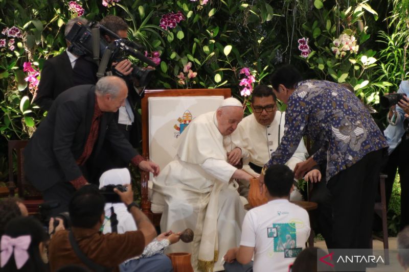 Pemimpin umat Katolik dunia Paus Fransiskus menerima bibit pohon bakau dari Menteri Koordinator Bidang Kemaritiman dan Investasi Luhut Pandjaitan di Graha Pemuda, Kompleks Gereja Katedral, Jakarta, Rabu (4/9/2024). (ANTARA/HO-Kemenko Marves)