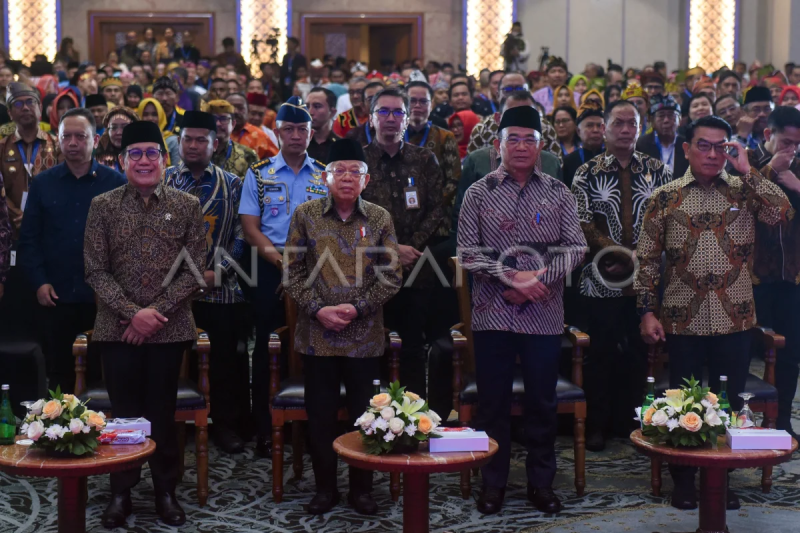 Wakil Presiden Ma'ruf Amin (kedua kiri) selaku Ketua Pengarah Tim Percepatan Penurunan Stunting (TPPS) didampingi Menteri Desa PDTT Abdul Halim Iskandar (kiri), Menko Bidang Pembangunan Manusia dan Kebudayaan Muhadjir Effendy (kedua kanan), dan Kepala Staf Kepresidenan Moeldoko (kanan) berfoto bersama para peserta pada pembukaan Rapat Koordinasi Nasional (Rakornas) Percepatan Penurunan Stunting Tahun 2024 di Jakarta, Rabu (4/9/2024). (ANTARA FOTO/Indrianto Eko Suwarso/tom.)