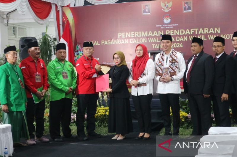 Ilustrasi - Ketua KPU Kota Madiun Pita Anjarsari (lima kiri) menerima berkas dokumen pendaftaran pasangan Inda Raya dan Aldi Prastianto sebagai bakal Calon Wali Kota Madiun dan Wakil Wali Kota Madiun pada Pilkada 2024 di kantor KPU setempat, Kamis (29/8/2024) didampingi pengurus parpol pendukung. ANTARA/Louis Rika