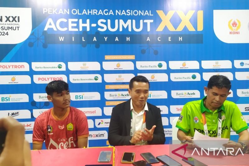 Pelatih tim sepakbola putra PON Aceh, Rasiman (tengah) saat menyampaikan keterangan pers usai laga melawan Banten untuk cabang sepakbola putra PON Aceh-Sumut 2024, di Banda Aceh, Rabu malam (4/9/2024) (ANTARA/Rahmat Fajri)