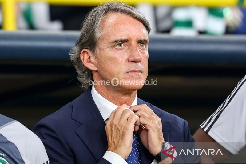 Arsip Foto - Pelatih Arab Saudi asal Italia Roberto Mancini menyaksikan sebelum pertandingan sepak bola kualifikasi AFC Piala Dunia FIFA 2026 antara Arab Saudi dan Yordania di Stadion al-Awwal di Riyadh, Selasa (11/6/2024). ANTARA/AFP/Fayez Nureldine/am.