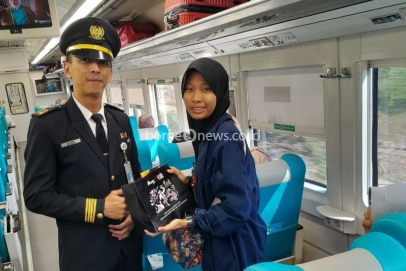 Petugas KAI Daop 1 Jakarta memberikan souvenir kepada penumpang dalam rangka merayakan Hari Pelanggan Nasional 2024 melalui program "Sapa Pelanggan" di Jakarta, Rabu (4/9/2024). ANTARA/HO-KAI Daop 1 Jakarta.