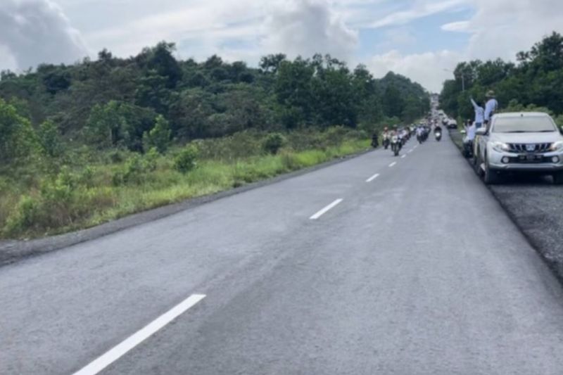 Rombongan sepeda motor melintasi Jalan Gubernur H Sahbirin Noor yang menghubungkan Kota Banjarbaru dan Batulicin Kabupaten Tanah Bumbu di Banjarbaru, beberapa waktu lalu. (ANTARA/HO-PUPR Kalsel)
