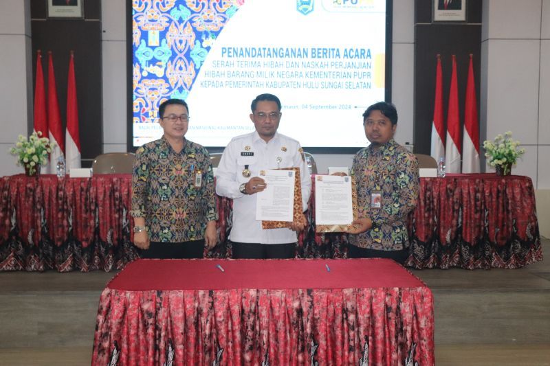 Penandatanganan berita acara serah serah terima hibah dan naskah perjanjian hibah milik negara Kementerian PUPR kepada Pemkab Hulu Sungai Selatan, di Banjarmasin, Rabu (4/9/2024). (Antara/HO-Diskominfo HSS)