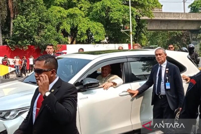 Pemimpin Tertinggi Gereja Katolik Sedunia dan Kepala Negara Vatikan, Paus Fransiskus menyapa warga Jakarta di Jalan Medan Merdeka Timur, Jakarta Pusat, Rabu (4/9/2024). ANTARA/Siti Nurhaliza