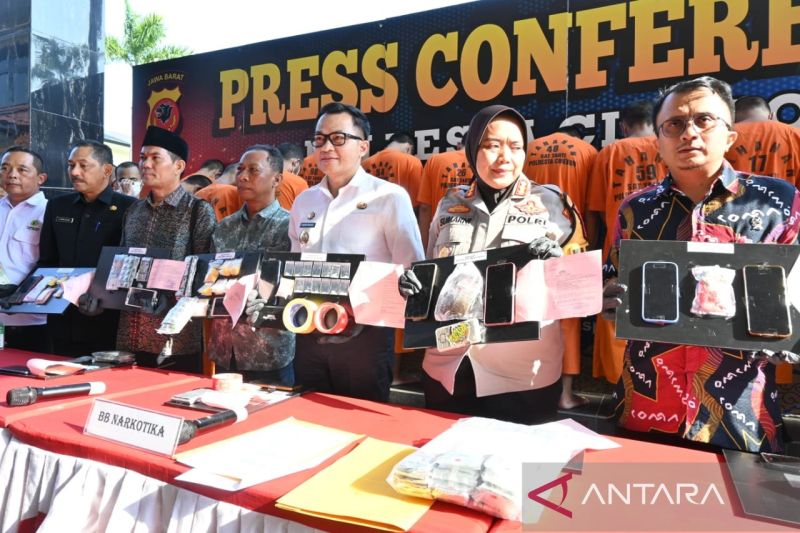 Polresta Cirebon saat melaksanakan rilis ungkap kasus narkotika di Cirebon, Jawa Barat, Rabu (4/9/2024). (ANTARA/Fathnur Rohman)