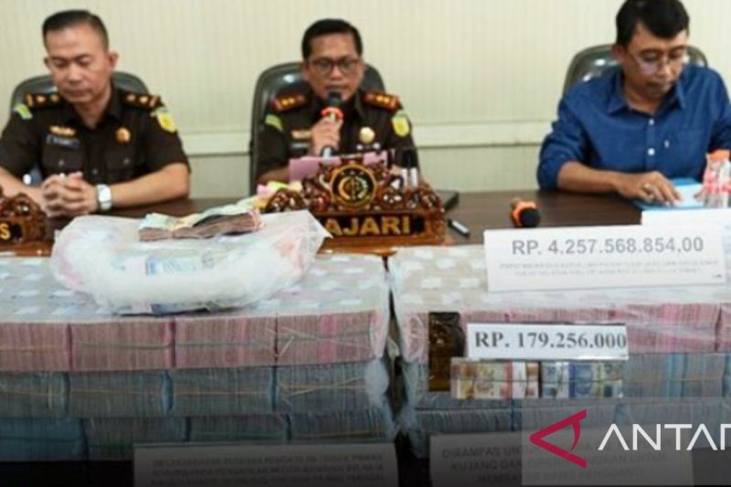 Kepala Kejaksaan Negeri (Kejari) Karawang Syaifullah (tengah). (ANTARA/HO-Kejari Karawang)