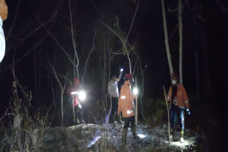 Petugas kebakaran dari BPBD Kulon Progo dan Polsek Sentolo memadamkan api di lahan jati di Kalurahan Tuksono, pada Rabu (4/9) malam. (ANTARA/HO-Humas Polres Kulon Progo)
