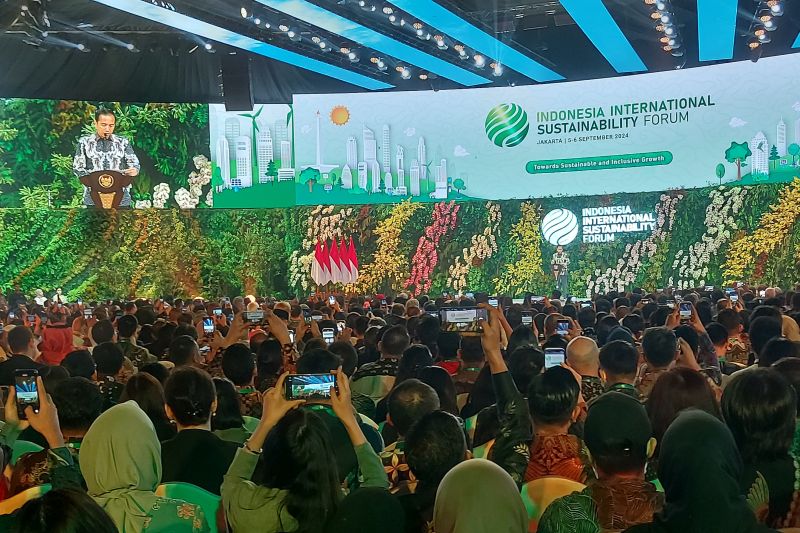 Presiden Joko Widodo saat menyampaikan pidato pembukaan Indonesia International Sustainability Forum (ISF) 2024 di Jakarta Convention Center (JCC), Senayan, Jakarta, Kamis (5/9/2024). (ANTARA/Andi Firdaus)