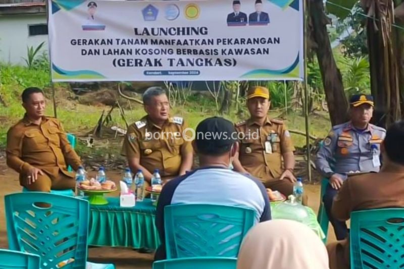 Pj.Walikota Kendari Muhammad Yusuf saat melakukan remburlk warga yang pemilik lahan kosong untuk dimanfaatkan dengan menanam berbagai tanaman semusim. (Antara/Azis Senong)