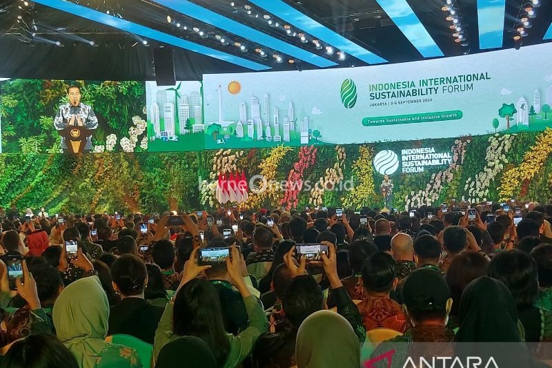 Presiden Joko Widodo memberi sambutan pada pembukaan Indonesia International Sustainability Forum (ISF) 2024 di Balai Sidang Jakarta (JCC), Kamis (5/9/2024). ANTARA/Andi Firdaus