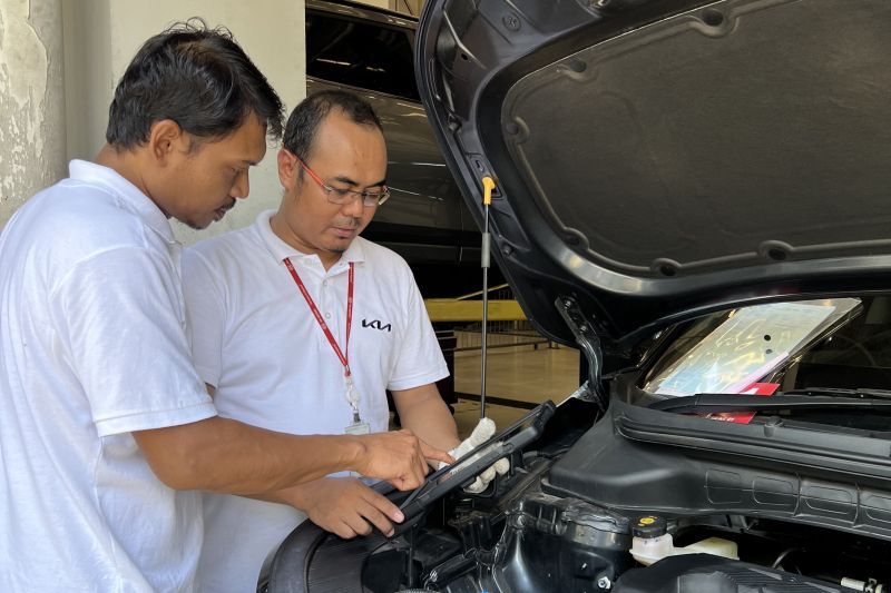 Teknisi KIA melakukan pemeriksaan kendaraan di bengkel resmi. (ANTARA/HO/KIA)
